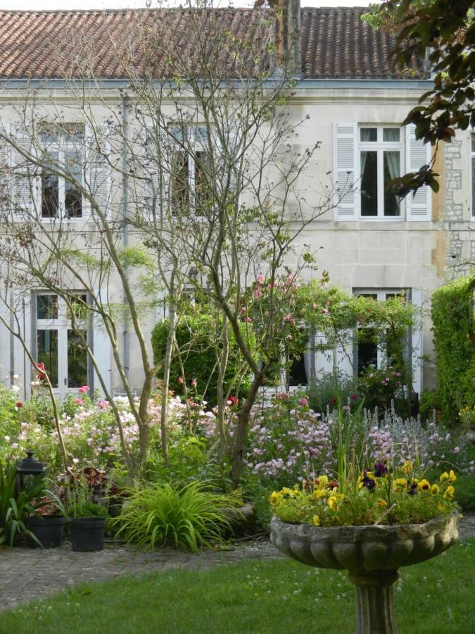 La Maison De L'Ambassadeur Saint-Jean-dʼAngély Exterior foto